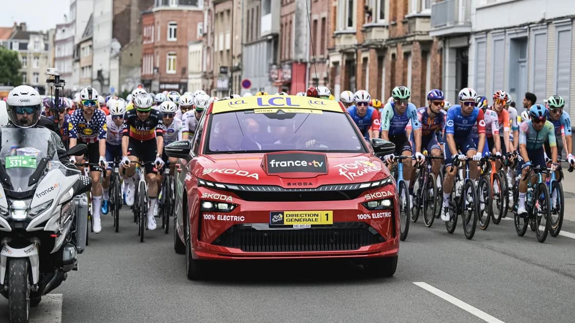 Quel est le rôle des voitures Škoda sur le Tour de France